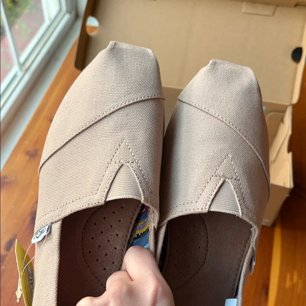 NWT Light Tan Canvas Toms Slip-Ons Women’s size 10 - Picture 4 of 5